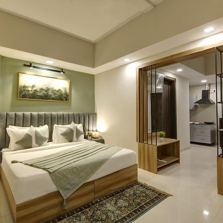 Saltstayz Premier Executive Serviced Apartment - Golf Course Extension Road Гургаон Экстерьер фото