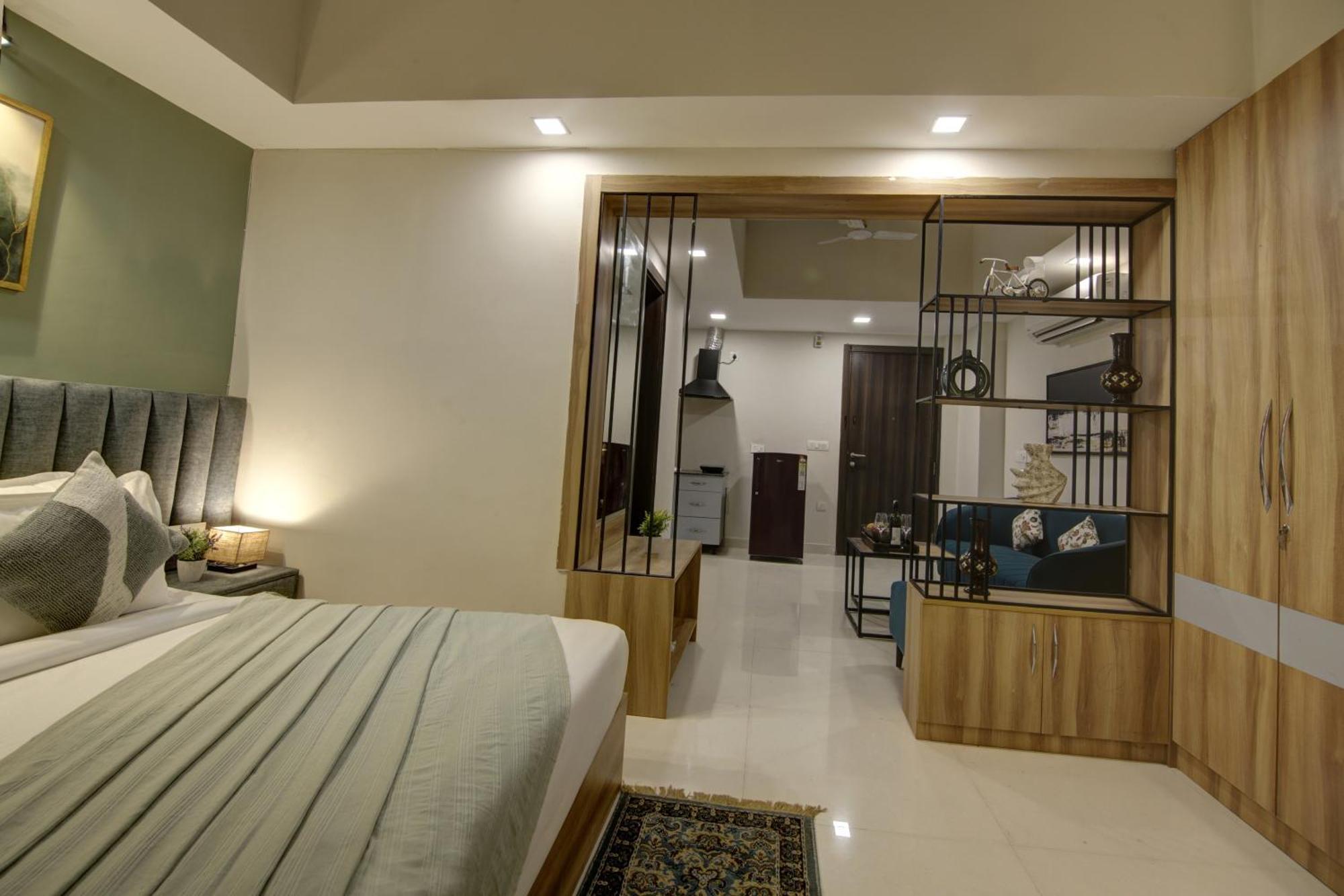 Saltstayz Premier Executive Serviced Apartment - Golf Course Extension Road Гургаон Экстерьер фото